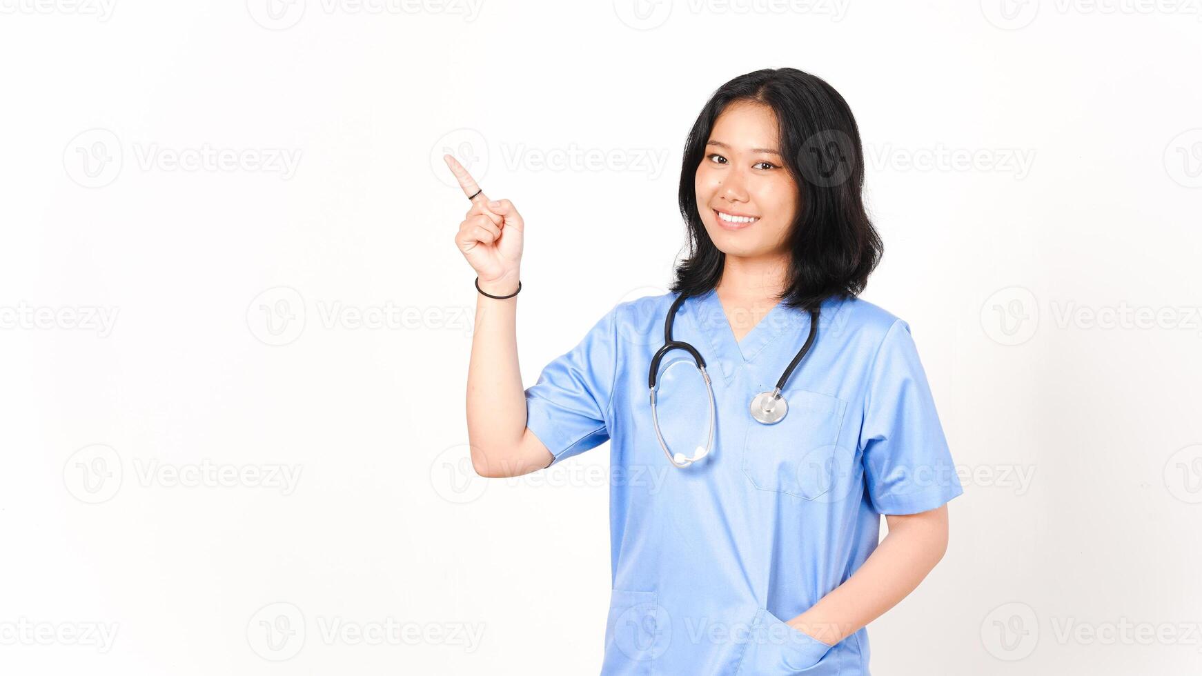 joven asiático hembra médico señalando lado Copiar espacio aislado en blanco antecedentes foto