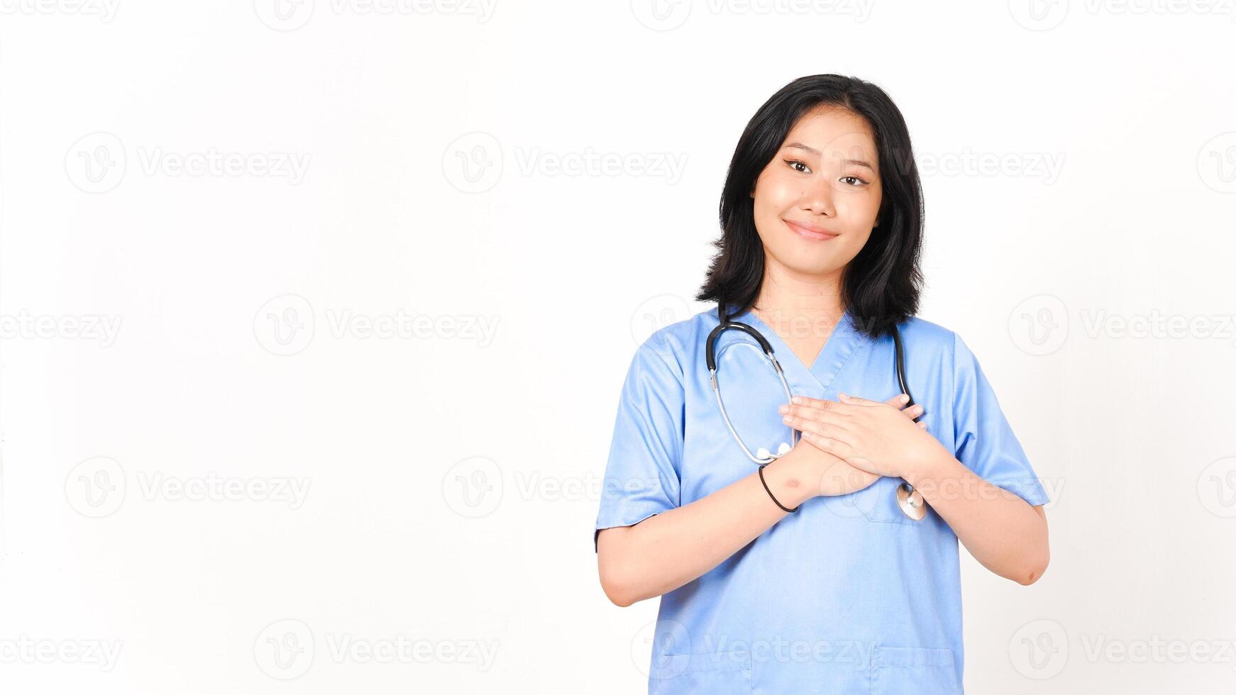 joven asiático hembra médico mano en cofre agradecido gesto aislado en blanco antecedentes foto