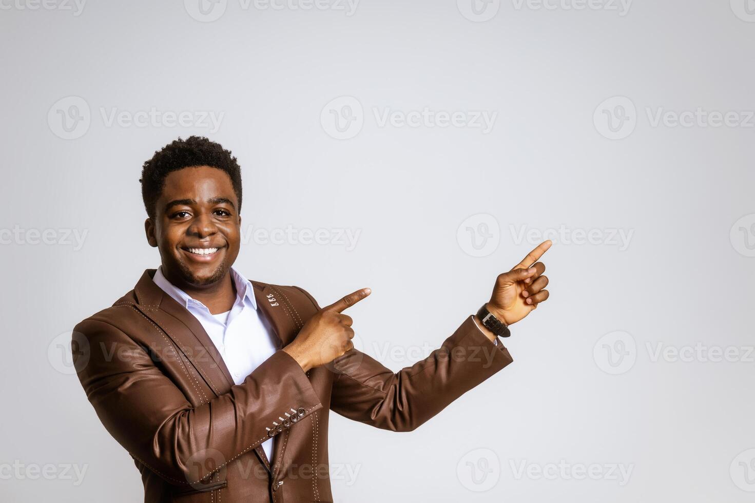 retrato de contento empresario quien es sonriente y señalando a blanco espacio en imagen. Copiar espacio para tu texto o Propaganda. foto