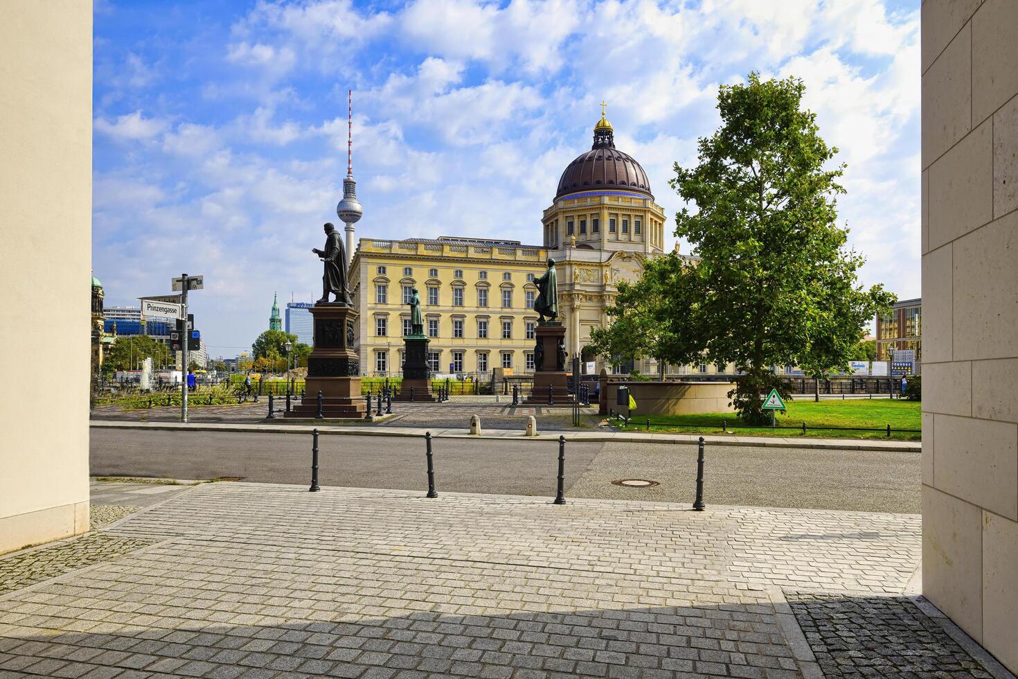 Berlina, Alemania, 2021 - el Berlina palacio o humboldt foro, unter guarida tilo, Berlina, Alemania foto