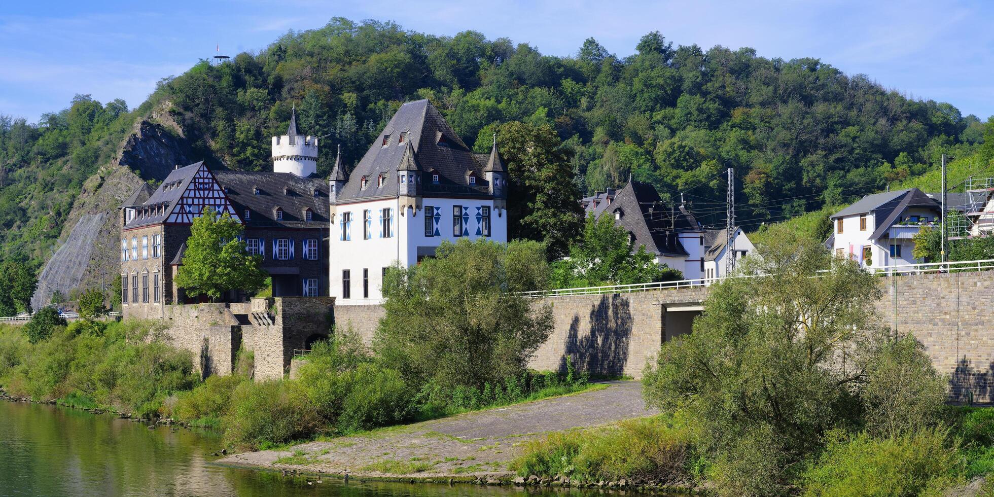 kobern-gondrof, Alemania, 2023 - gondorf castillo a lo largo el Mosela río, kobern - gondorf, renania-palatinado, Alemania foto