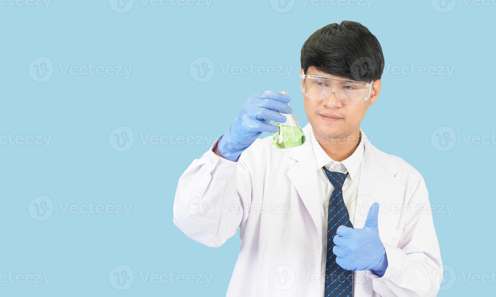 asiático hombre estudiante científico en reactivo mezcla laboratorio en un Ciencias investigación laboratorio con prueba tubos de varios tamaños en el piso en laboratorio química laboratorio azul antecedentes. foto