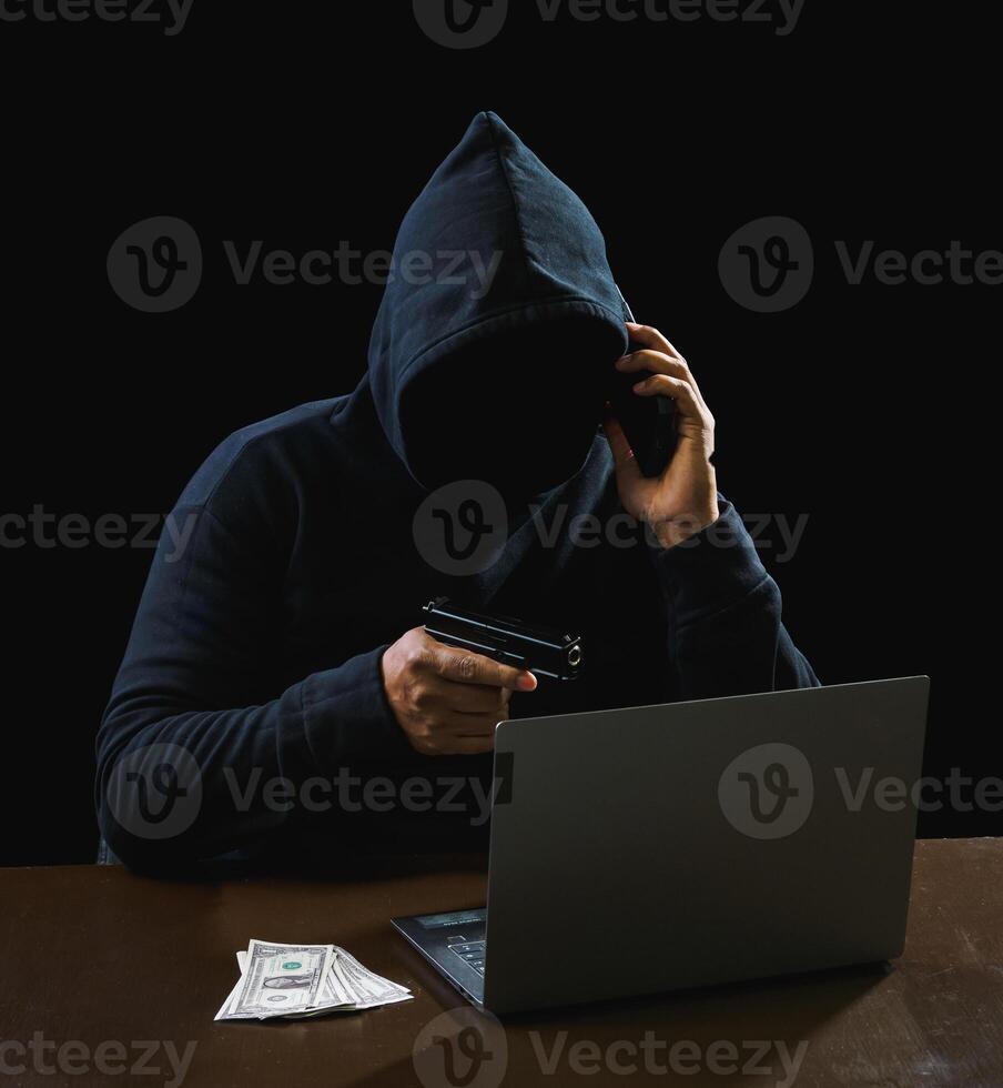 retrato hacker espía hombre uno persona en negro capucha sentado en mesa mirando computadora ordenador portátil usado iniciar sesión contraseña ataque seguridad a datos digital Internet red sistema noche oscuro antecedentes Copiar espacio foto