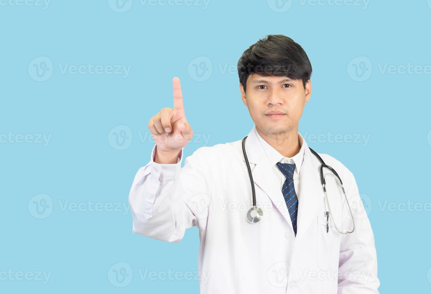 asiático hombre estudiante científico o médico uno persona, vistiendo un blanco vestido, de pie, mirando y sonriente, azul antecedentes con un estetoscopio auscultando el corazón alrededor su cuello. foto