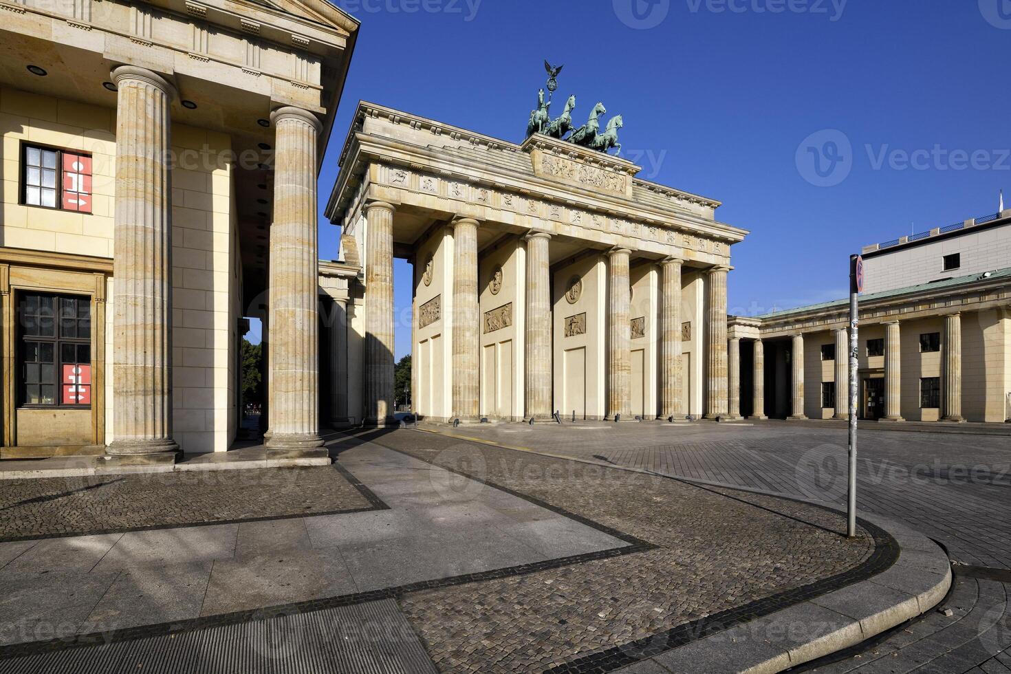 Berlina, Alemania, 2021 - Brandeburgo puerta, pariser cuadrado, unter guarida tilo, Berlina, Alemania foto