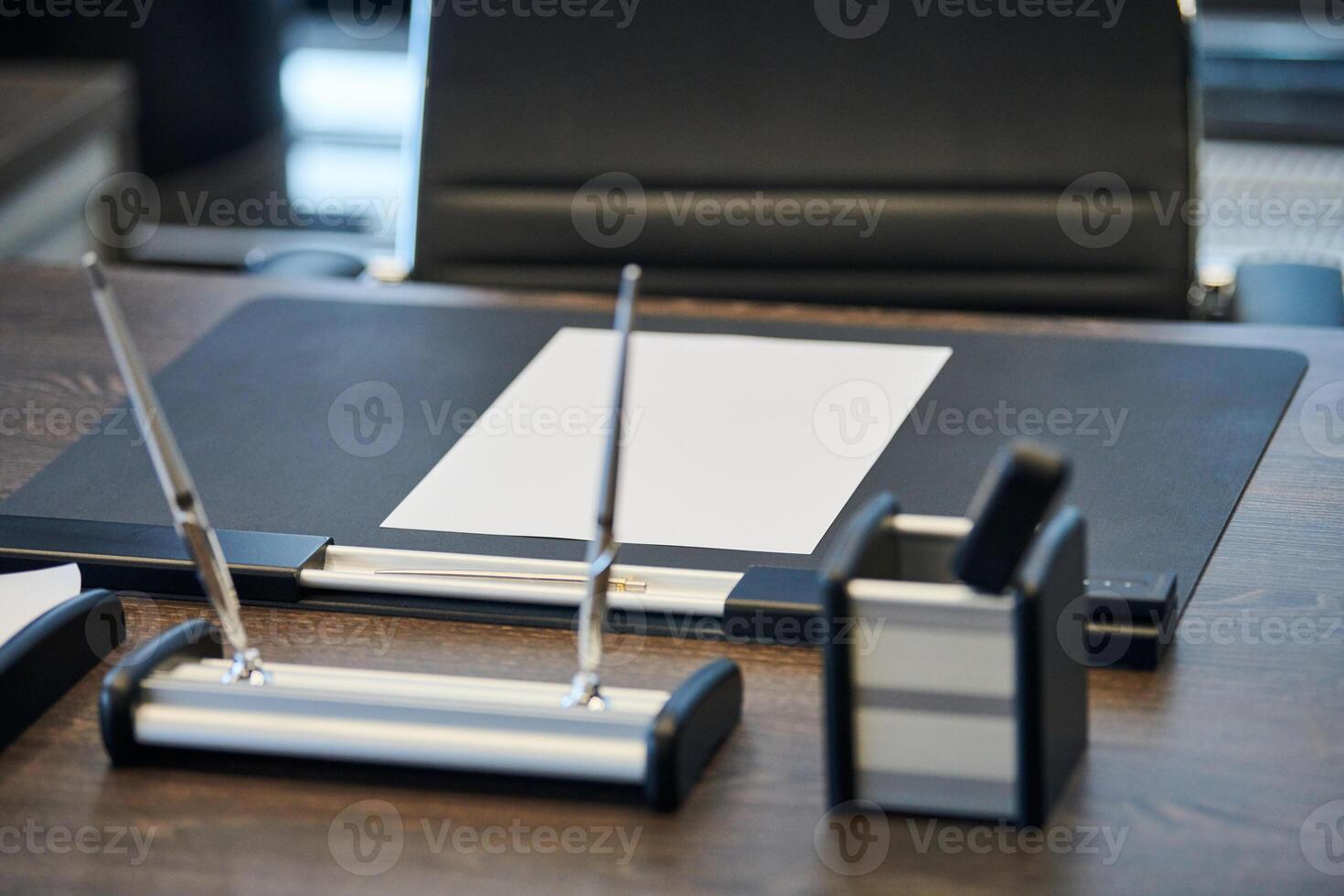 lugar de trabajo de oficina moderno en una gran corporación. cómoda mesa de trabajo con papelería, silla de cuero para computadora. jefe, jefe, supervisor o jefe de lugar de trabajo de la empresa. foto