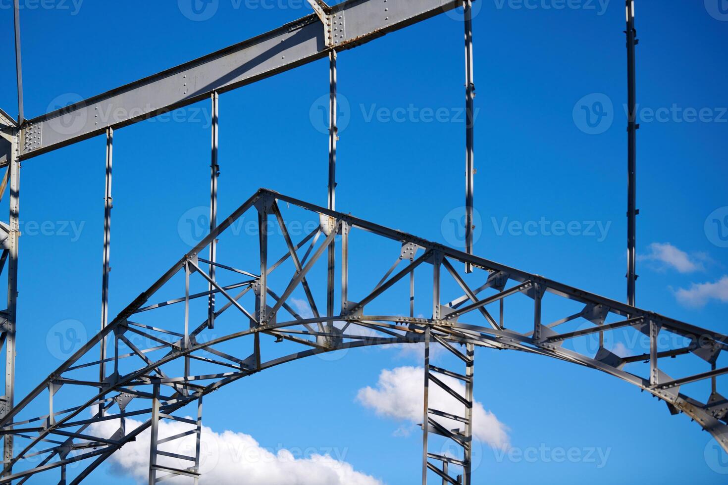 marco de cobertizo de mercancías. construcción metálica del edificio ferroviario. antiguo almacén de acero abandonado para mercancías. foto