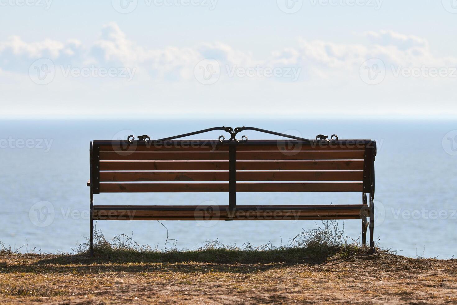 banco vacío en el acantilado antes del fondo del mar, lugar tranquilo y silencioso para pensar solo foto