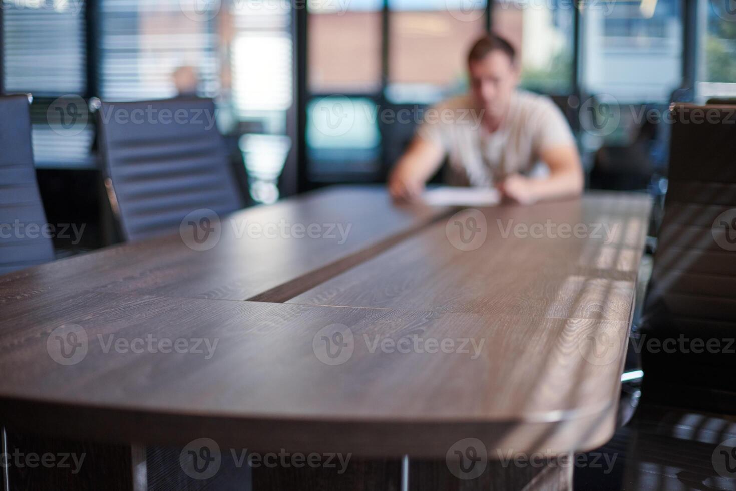 empleado en la sala de conferencias de la oficina. gerente en la mesa en la moderna sala de reuniones para negociaciones comerciales y reuniones de negocios. Entrevista con un nuevo empleado. foto