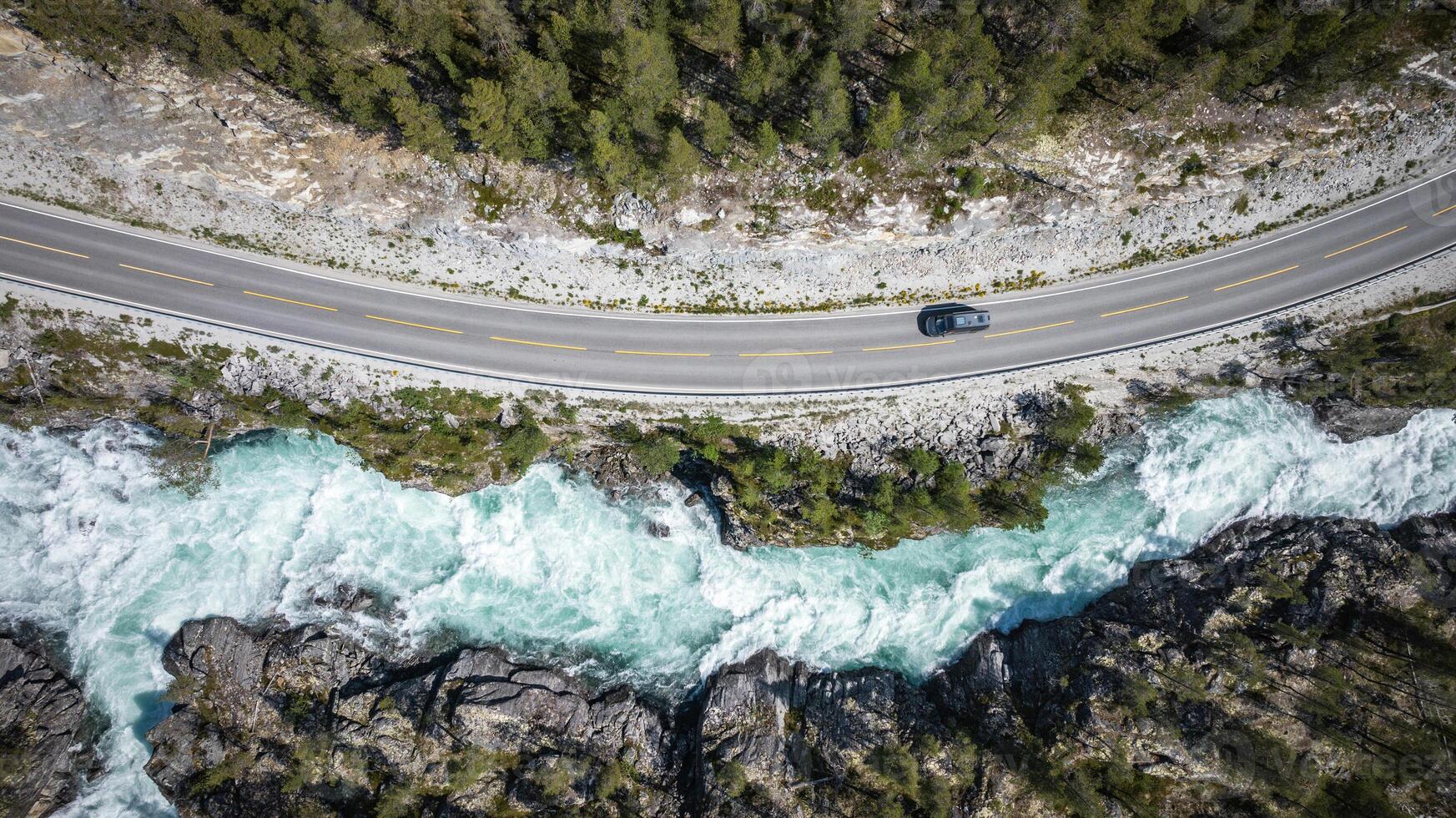 escénico noruego autopista a lo largo el río foto