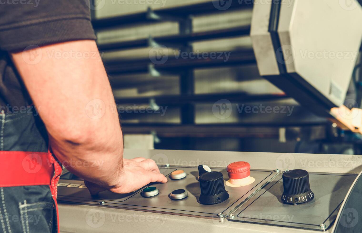 Professional Metalworking Machine Operator 37389018 Stock Photo at Vecteezy