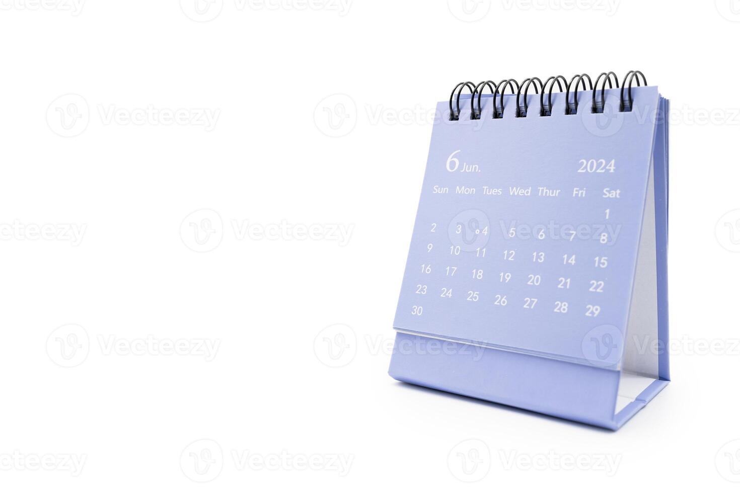 sencillo azul escritorio calendario para junio 2024 aislado en blanco antecedentes. calendario concepto con Copiar espacio. foto