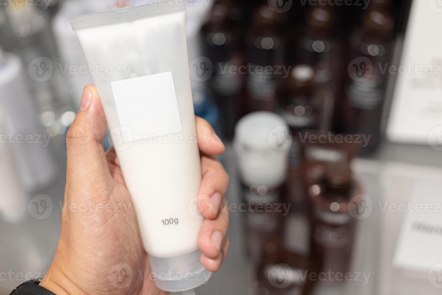 crema en un tubo en mano a cosmético almacenar. dermatólogo manos participación blanco cosmético protección de la piel botella. espuma dispensador para cara cuidado. envase con cuerpo loción. foto