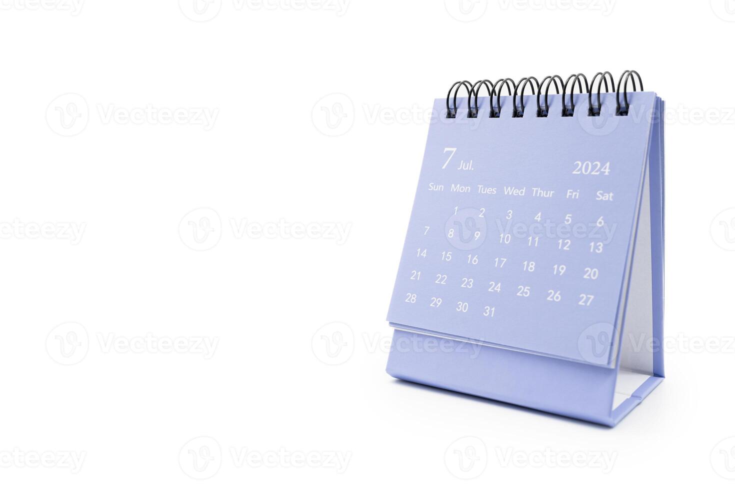 sencillo azul escritorio calendario para julio 2024 aislado en blanco antecedentes. calendario concepto con Copiar espacio foto