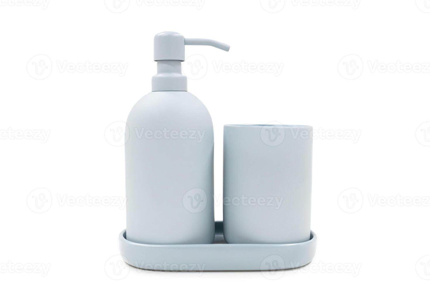 ligero azul bañera accesorios aislado en blanco antecedentes. jabón dispensador y otro accesorios para personal higiene. decoración para baño interior. foto