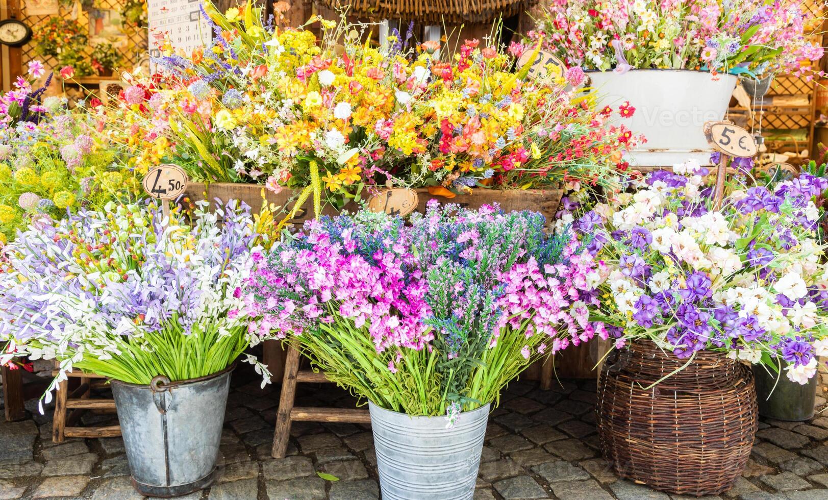 mercado de flores vintage en la calle pública - estilo retro cottagecore. foto