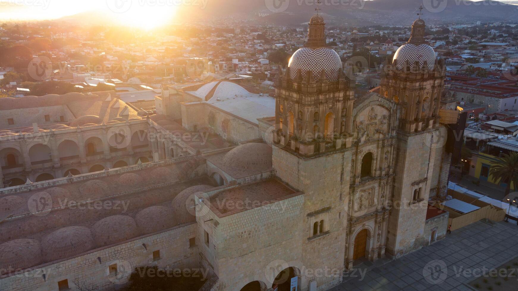 santo domingo Iglesia en Oaxaca, México, a puesta de sol zumbido ver parte superior foto