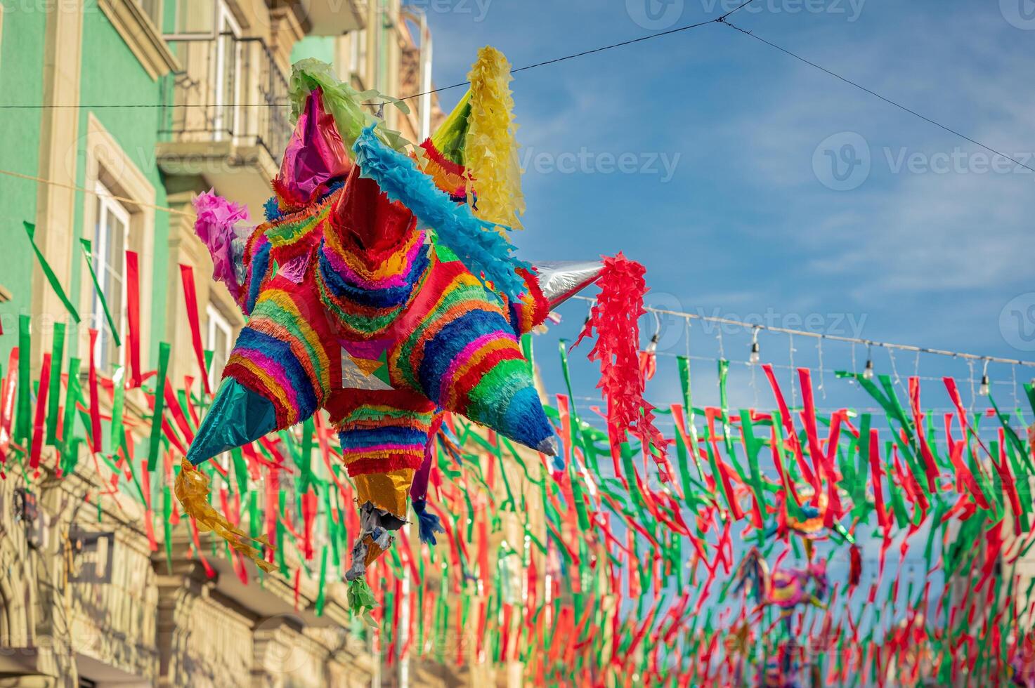 vistoso mexicano piñata usado en cumpleaños en oaxaca calles foto