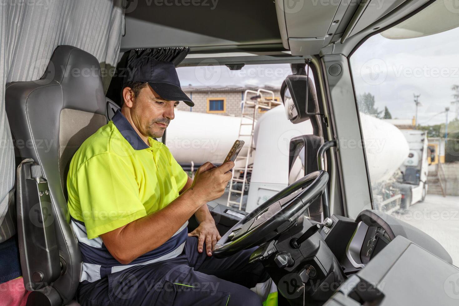 masculino conductor utilizando teléfono inteligente en camión foto