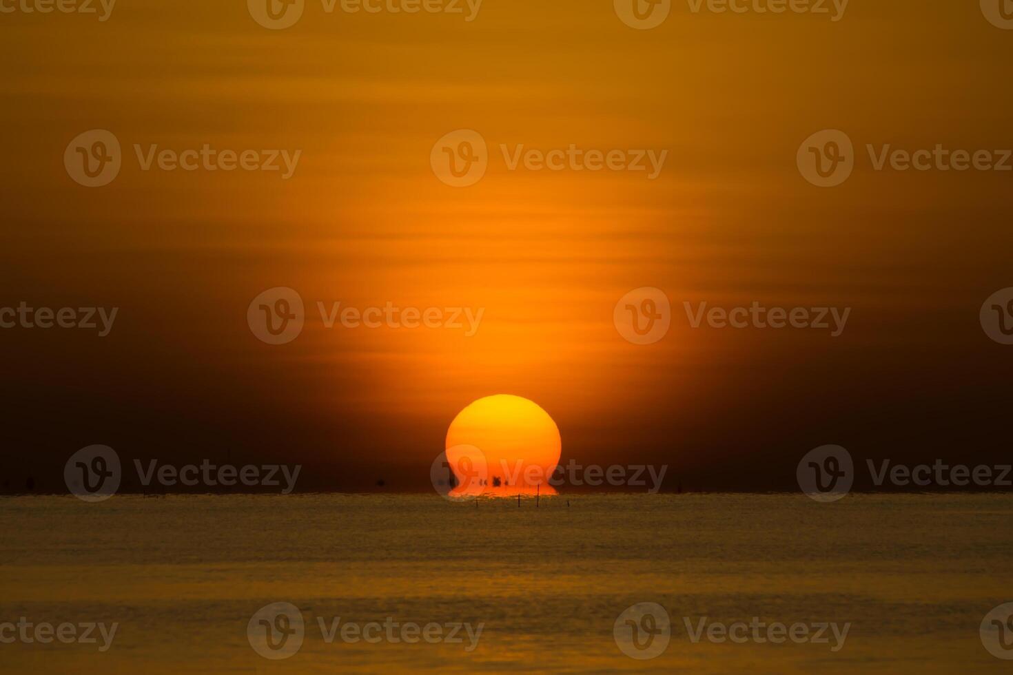 grande amanecer en dorado hora a el lago. foto