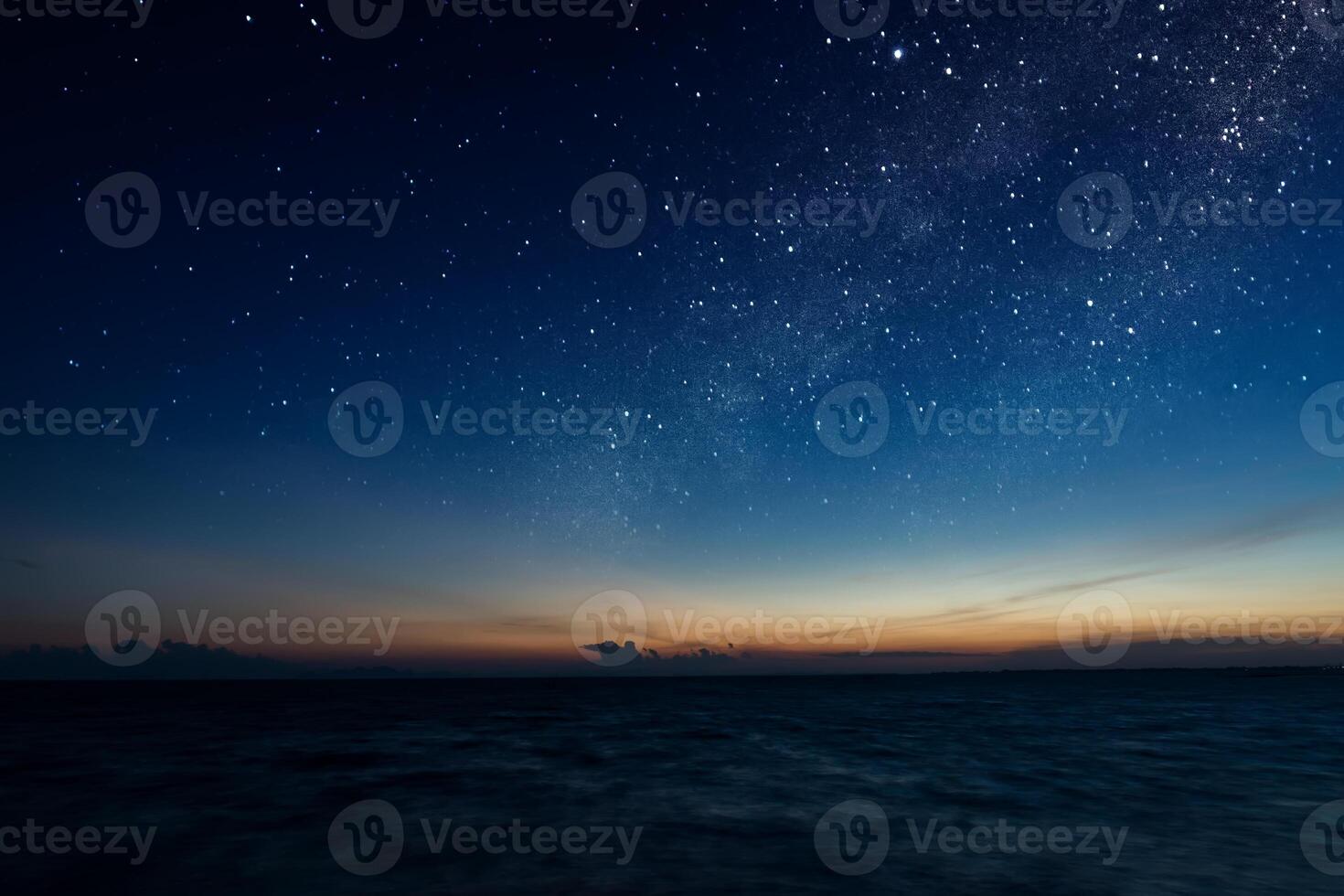 el cielo y el lago en el crepúsculo después puesta de sol. foto