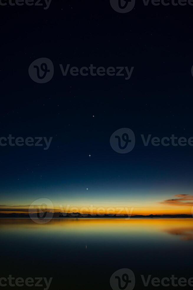 crepúsculo cielo con primero estrella. foto