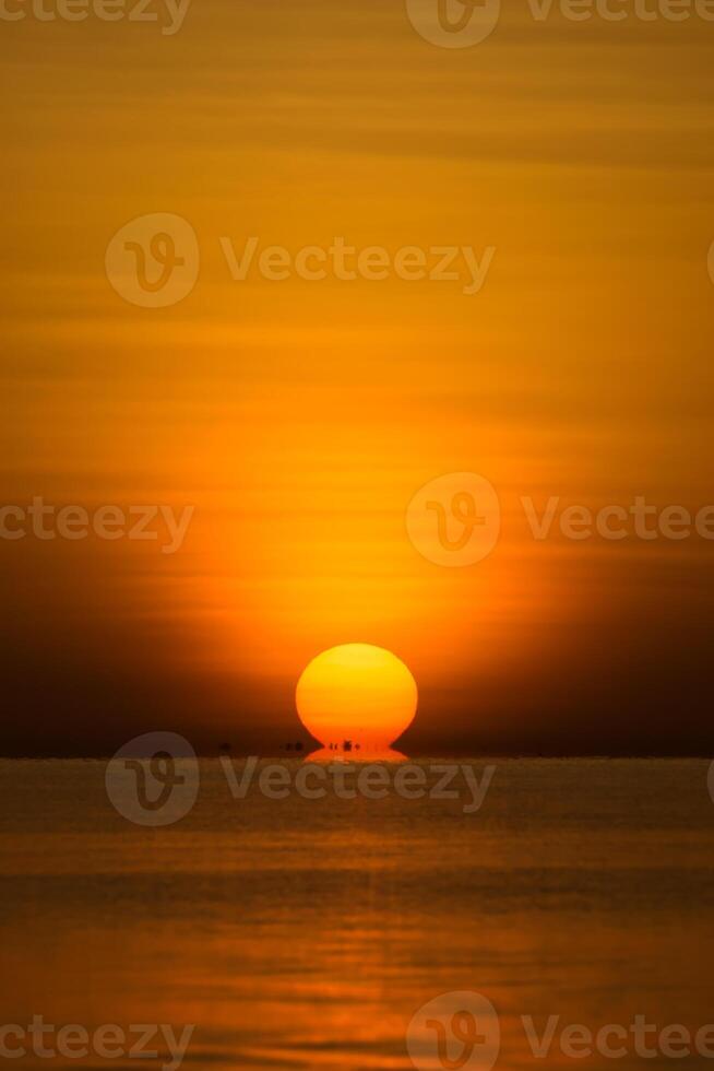 grande amanecer en dorado hora a el lago. foto