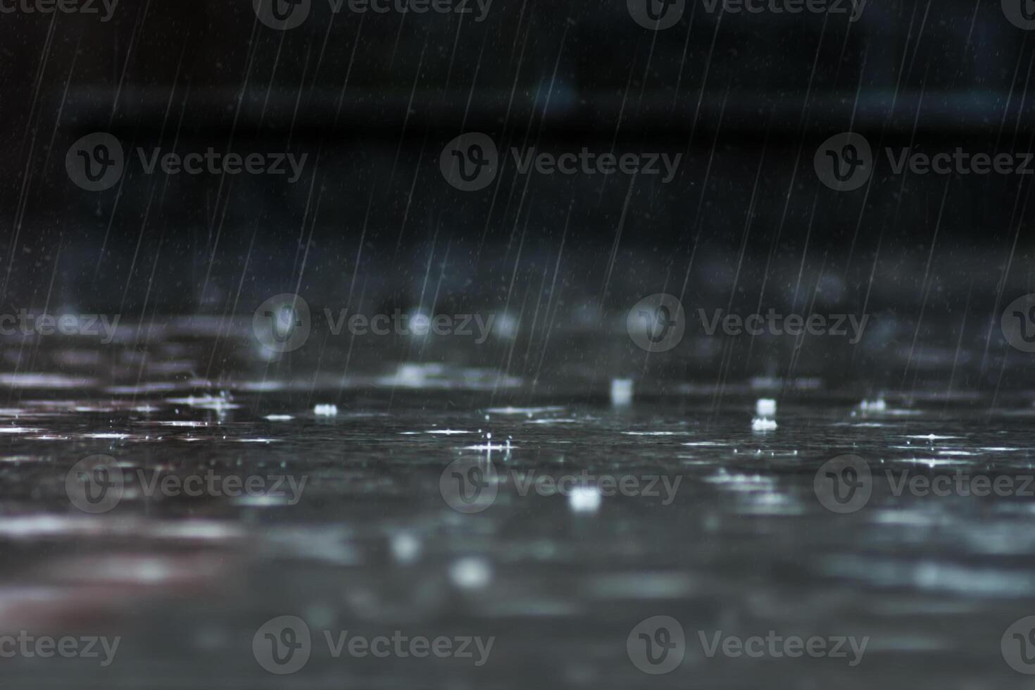 lluvia otoño en el suelo en lluvias estación. foto