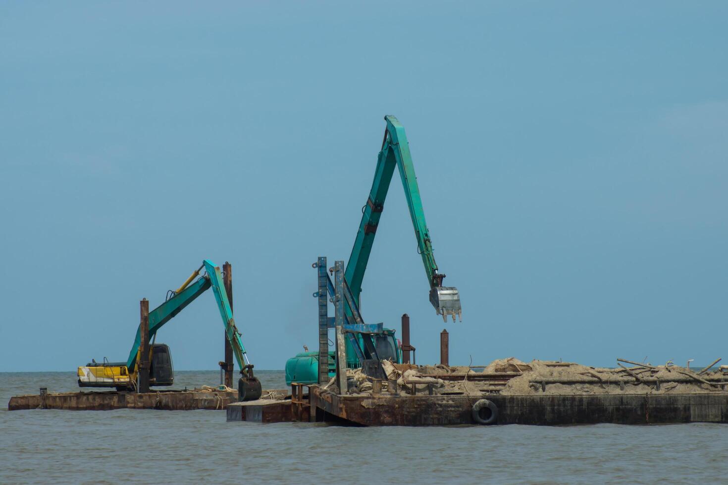 máquinas son dragado arena en el mar. foto