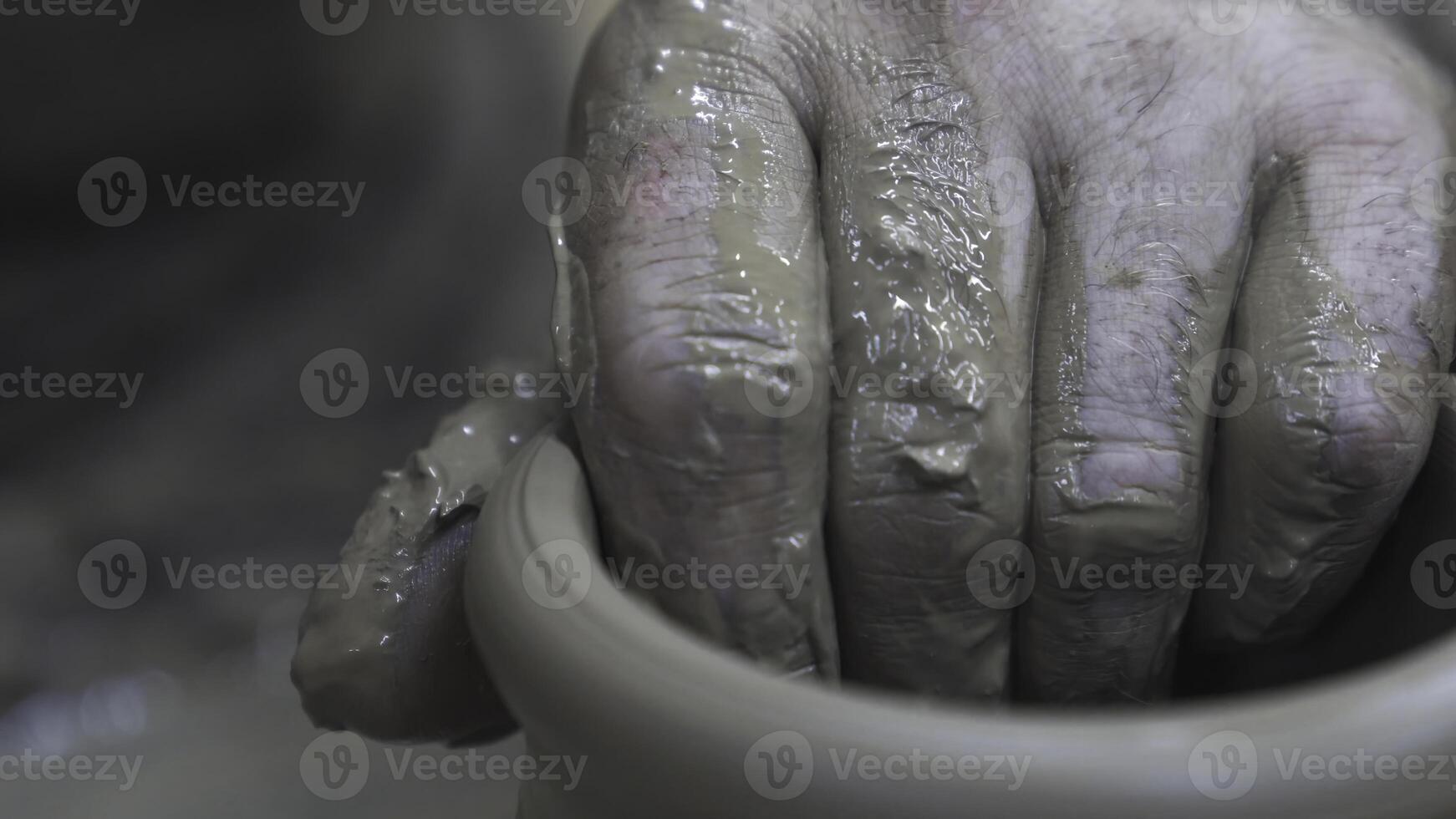 cerca arriba de manos de un alfarero mientras creando un arcilla frasco, cerámica producción concepto. valores imágenes. el escultor masculino manos en el taller haciendo un florero o frasco. foto