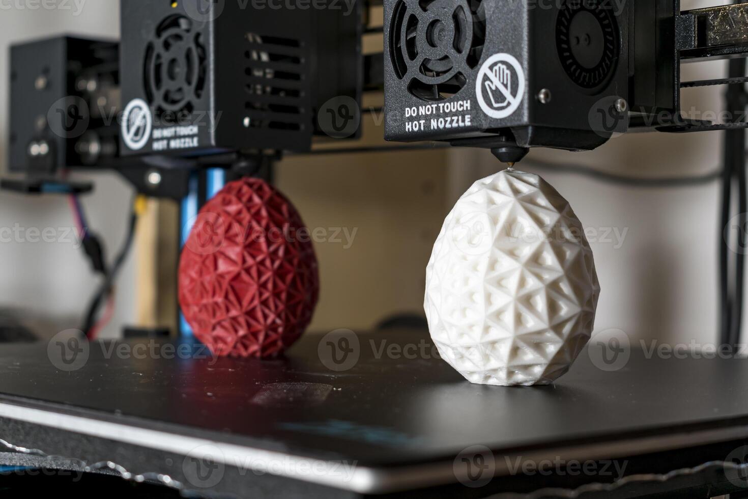 Dual extruder 3d printer which finished printing two bicolor egg model, idex technology photo