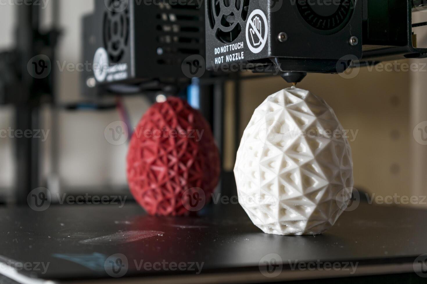 Dual extruder 3d printer which finished printing two bicolor egg model, idex technology photo