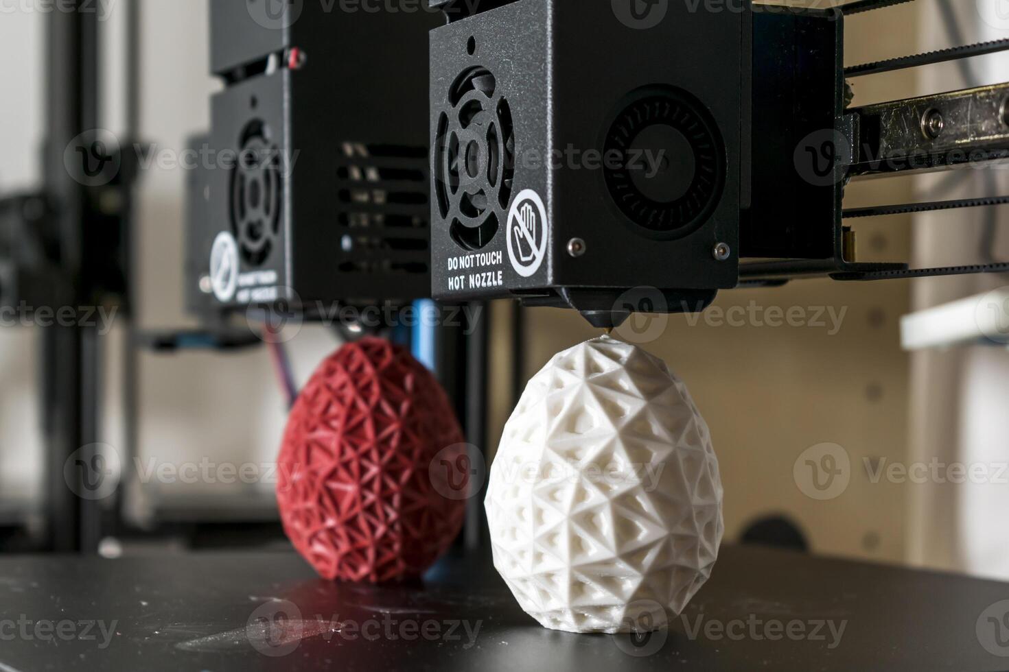 Dual extruder 3d printer which finished printing two bicolor egg model, idex technology photo