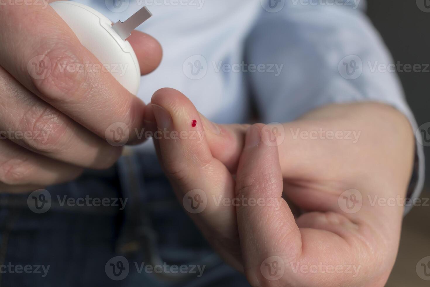 mujer punción su dedo a cheque sangre glucosa nivel con glucómetro, prueba sangre glucosa para diabetes foto