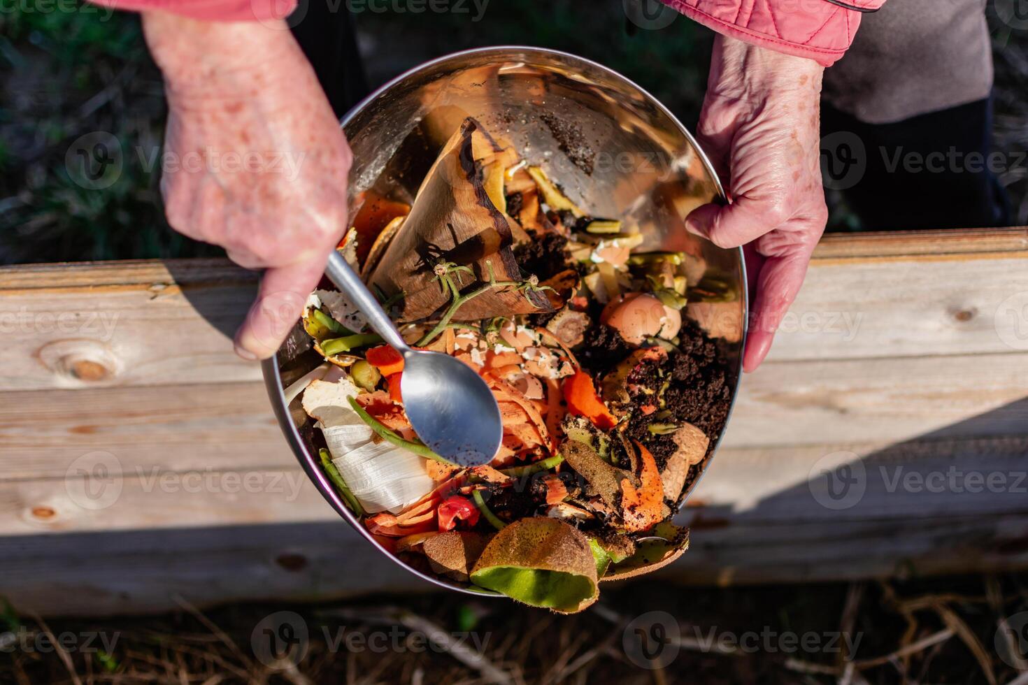 persona quien poner en un compostador algunos cocina residuos me gusta verduras, frutas, cáscara de huevo, café jardines en orden a ordenar y hacer bio fertilizante foto