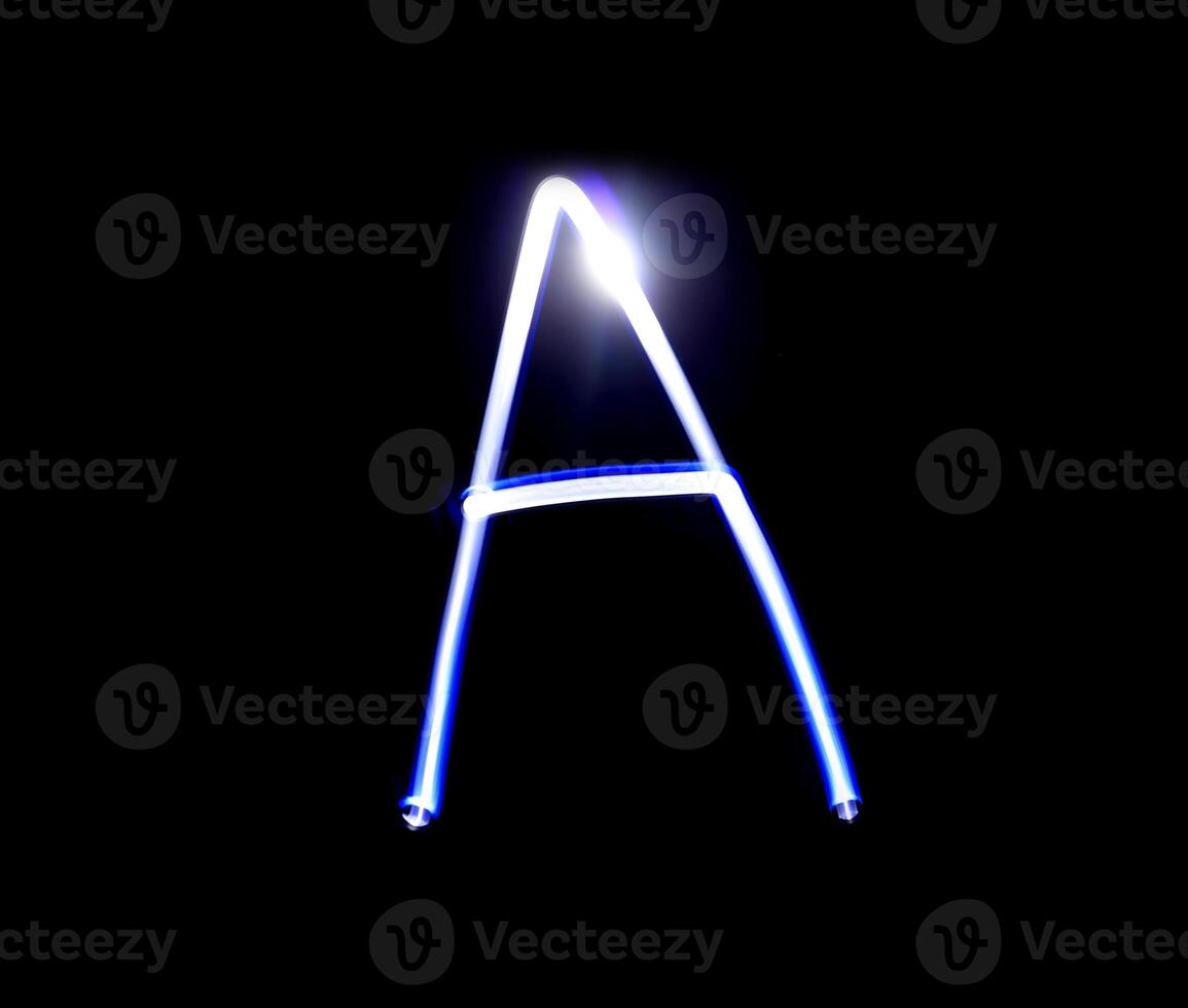 un poder alfabeto mano escritura azul ligero terminado negro antecedentes. foto