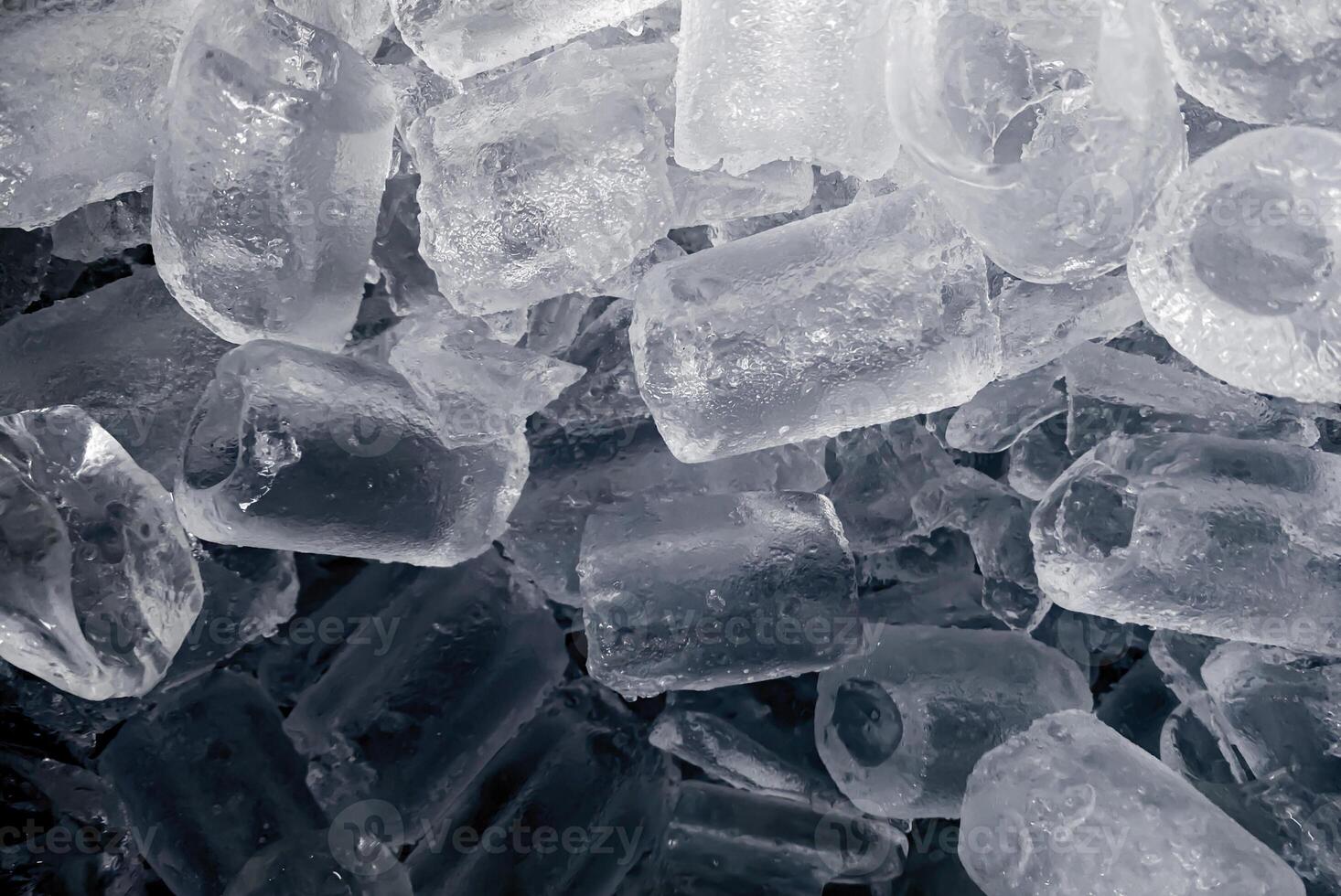 icecubes black background,icecubes black texture,icecubes black wallpaper,ice helps to feel refreshed and cool water from the icecubes helps the water refresh your life and feel good.ice cold drinks photo
