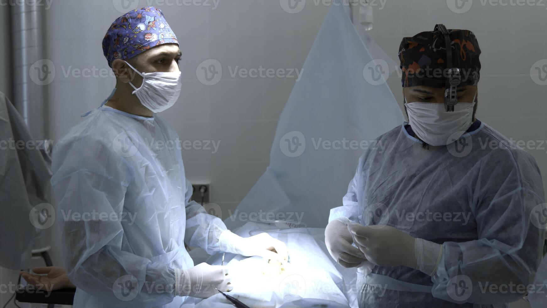 médico equipo ejecutando quirúrgico operación en brillante moderno operando habitación. acción. enfermero ayudando durante cirugía. foto