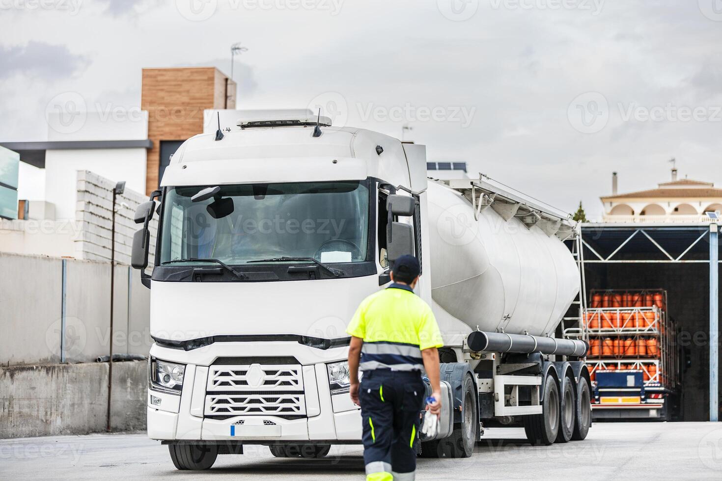 irreconocible trabajador inspeccionando camión por almacén en calle foto