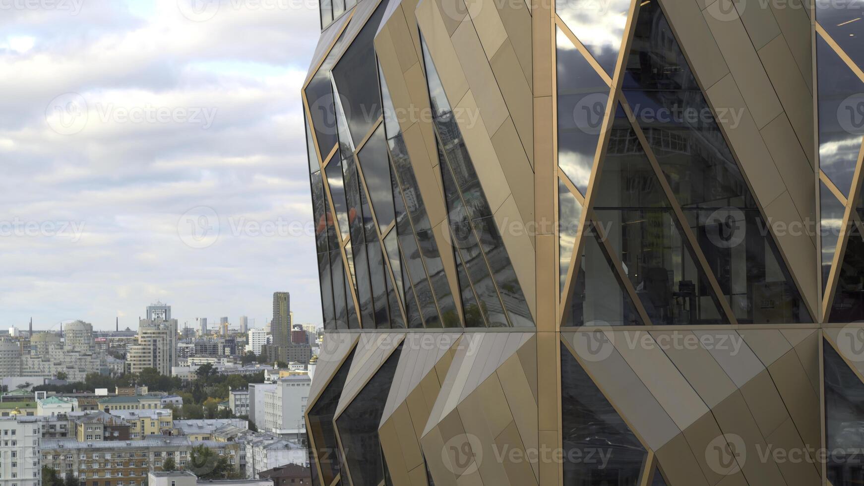 parte superior ver de ventanas de elegante negocio centrar en antecedentes de ciudad. valores imágenes. grande ventanas en negocio edificio en moderno ciudad en verano. panorama de ciudad y ventanas de elegante arquitectónico foto