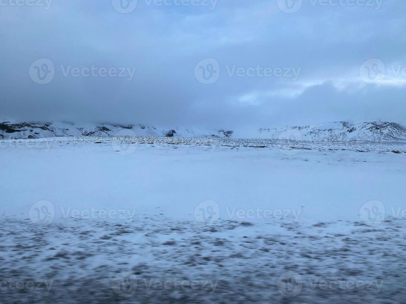 un ver de el Islandia campo en el invierno cubierto con nieve cerca el golfos cascada foto