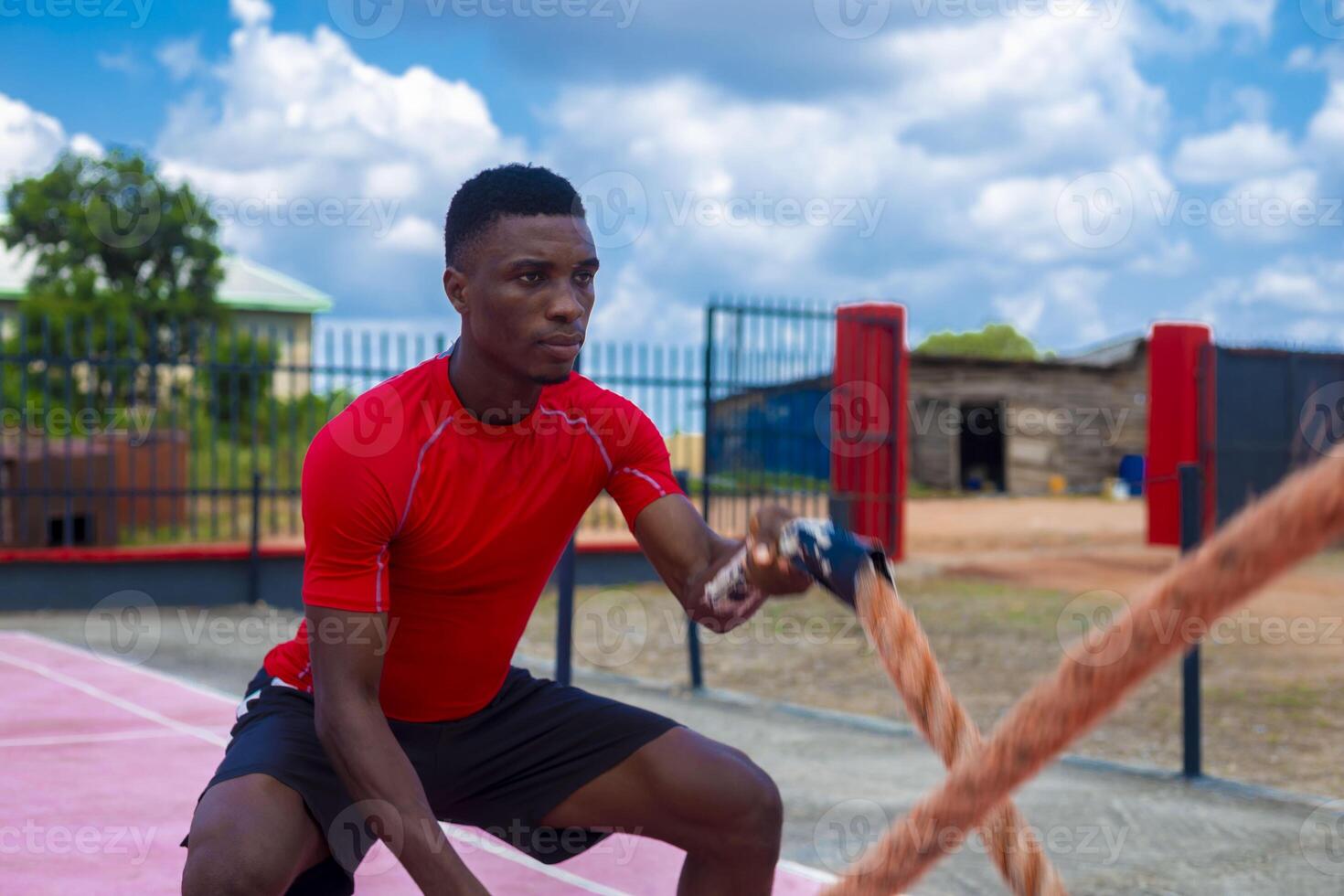 hombres con batalla cuerda batalla cuerdas ejercicio en el aptitud gimnasia. crossfit concepto. gimnasia, deporte, soga, capacitación, atleta, ejercicio, ejercicios concepto foto