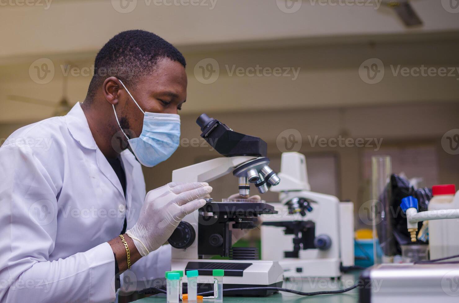 científico o médico en laboratorio Saco trabajando en biotecnológico laboratorio, foto