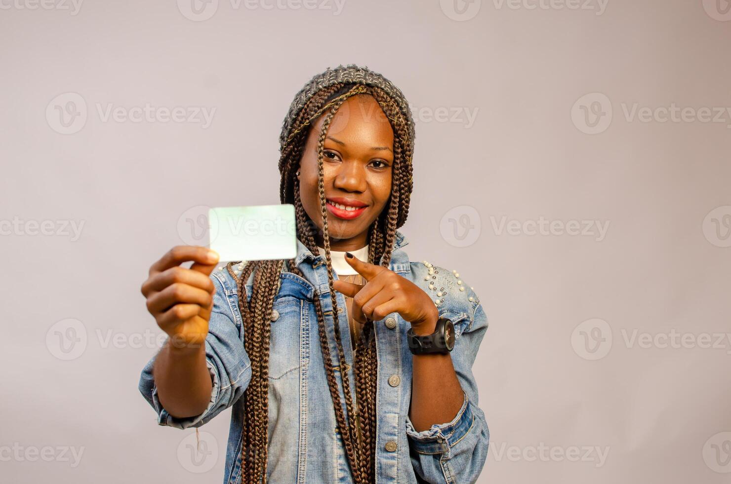 dama participación su negocio tarjeta en su mano foto