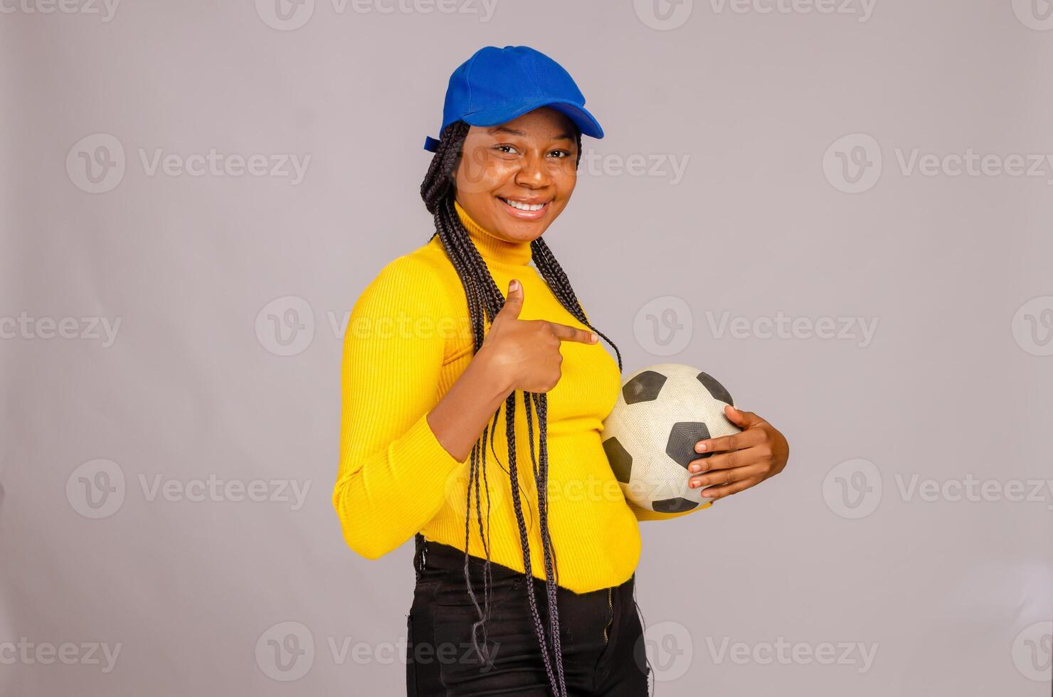 bonito dama sonriente como ella puntos a su pelota foto