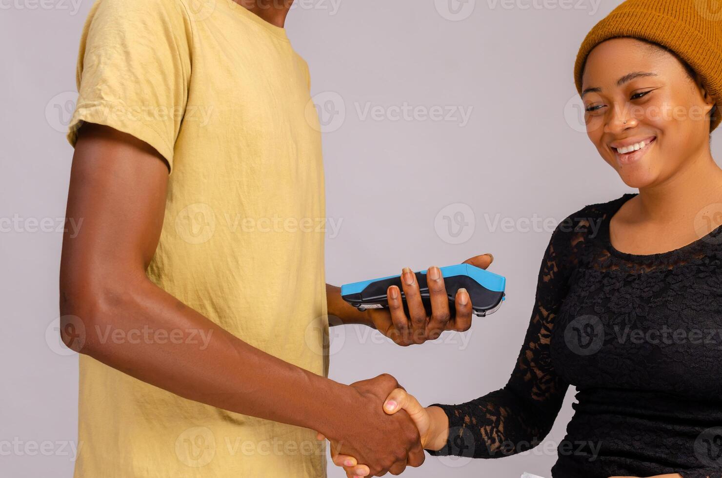 negocio hombre y su cliente intercambiando mano sacudir foto