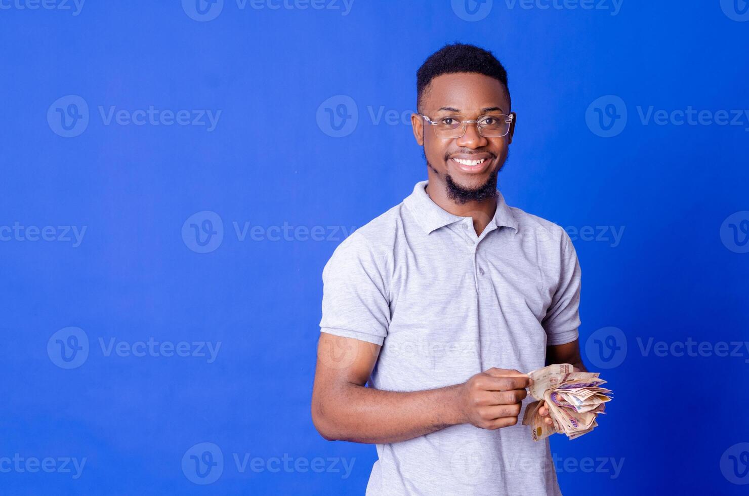 exitoso negocio hombre contando dinero y sonriente, foto