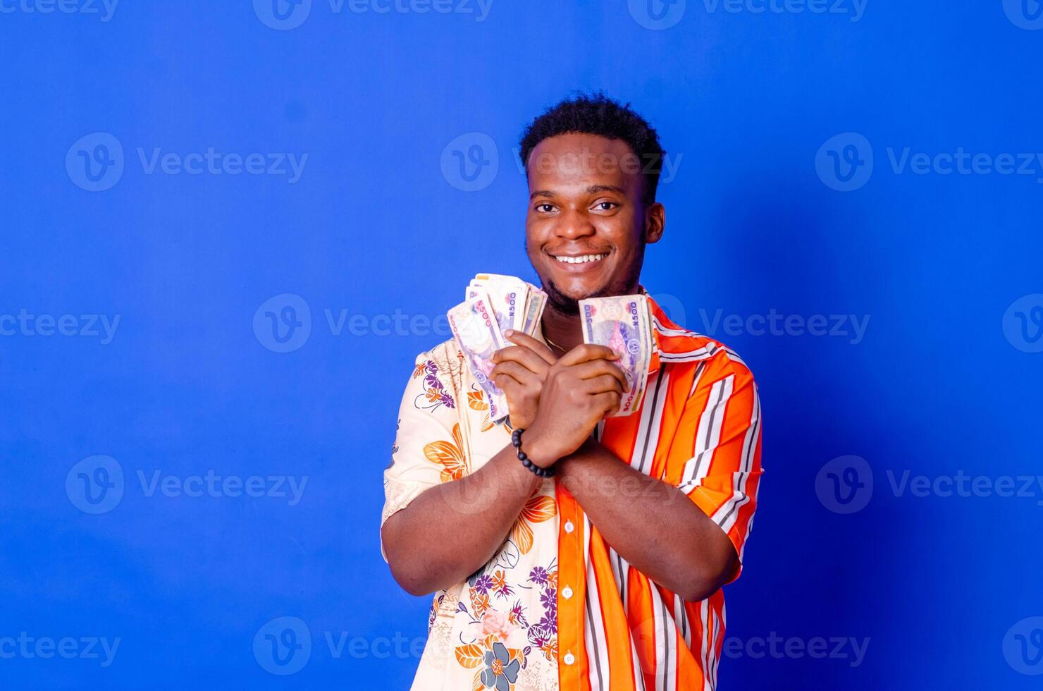 retrato de joven sonriente oscuro piel africano americano hombre participación dinero foto