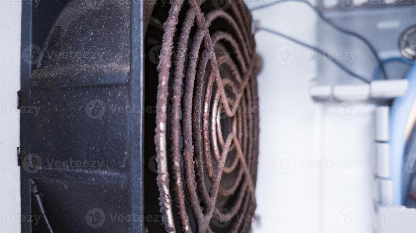 cerca arriba el calor disipación ventilador en eléctrico panel a frio trabajando eléctrico componentes foto