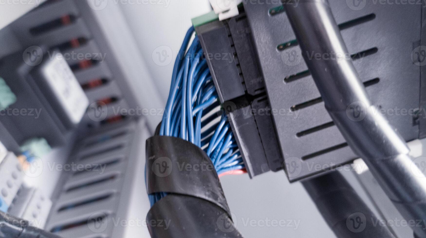 circuito cables corriente continua controlar conexión en el módulo control, alambrado cables con espiral aislamiento. foto